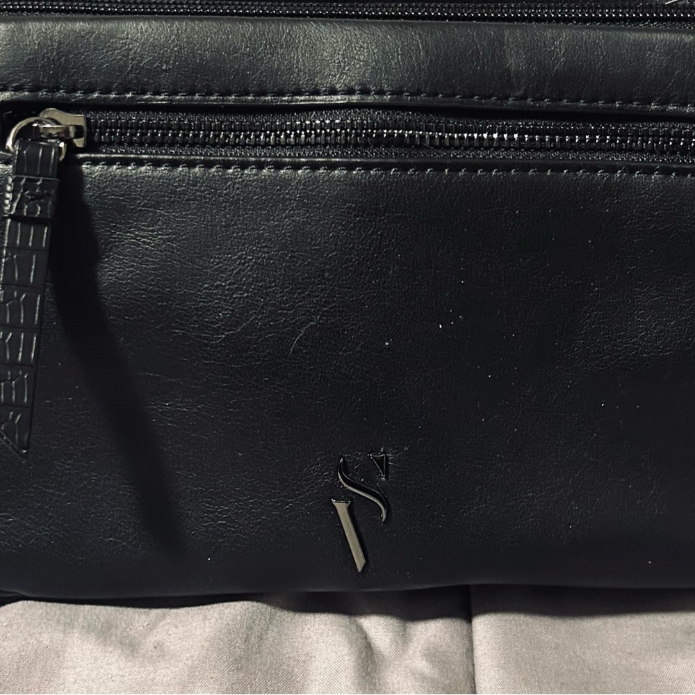 Stylish Simply Vera Want Black Leather purse.